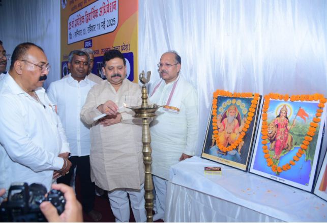 विद्युत मजदूर संघ के अधिवेशन का उदघाटन करते मंत्री रवीन्द्र जायसवाल विद्युत मजदूर संघ के अधिवेशन का उदघाटन करते मंत्री रवीन्द्र जायसवाल