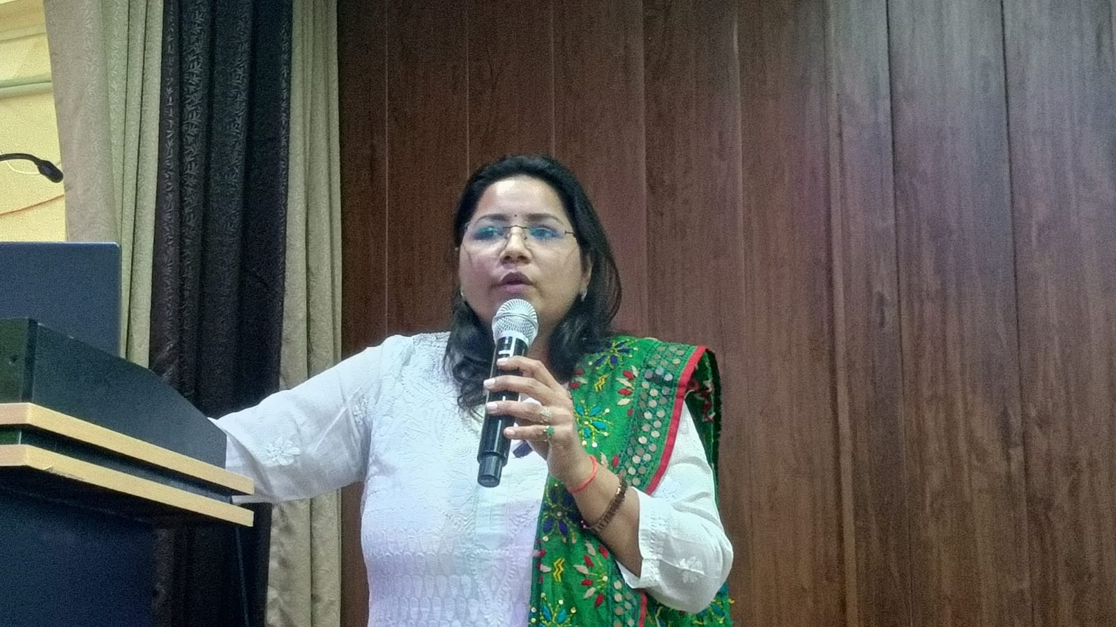 मंच पर बोलते प्रोफेसर डॉ सरिता सिंह