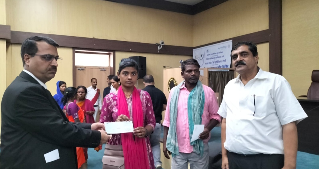 राशि देते हुए न्यायायुक्त सहित अन्य राशि देते हुए न्यायायुक्त सहित अन्य