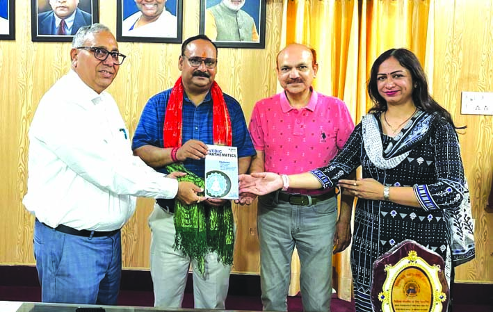 कुल सचिव का स्म्मान करते हुए कुल सचिव का स्म्मान करते हुए