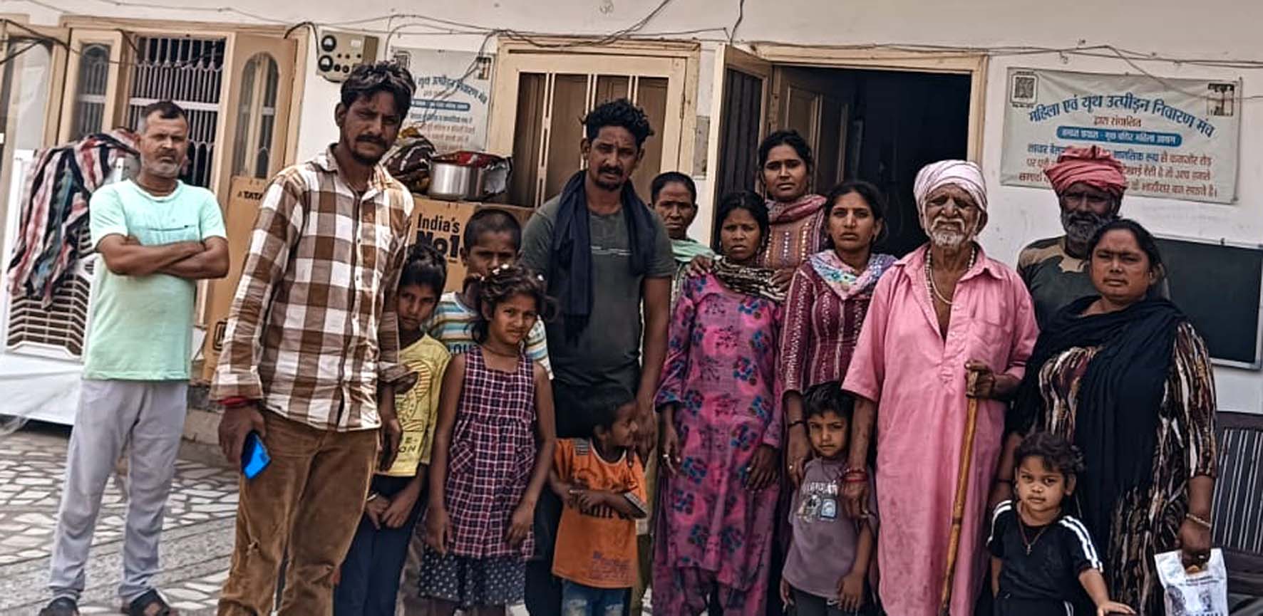 महिला को परिजनों के हवाले करते आश्रम के पदाधिकारी व सदस्य। महिला को परिजनों के हवाले करते आश्रम के पदाधिकारी व सदस्य।