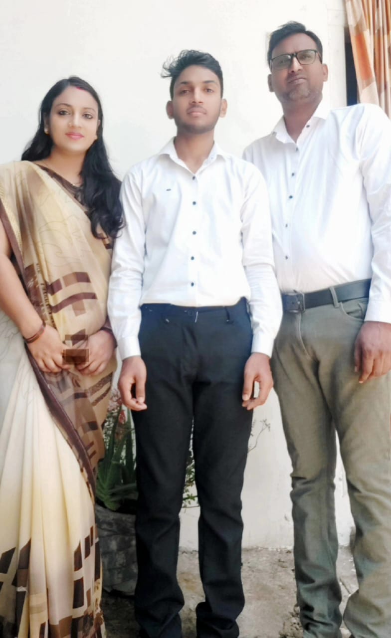 माता पिता के साथ आयुष। माता पिता के साथ आयुष।