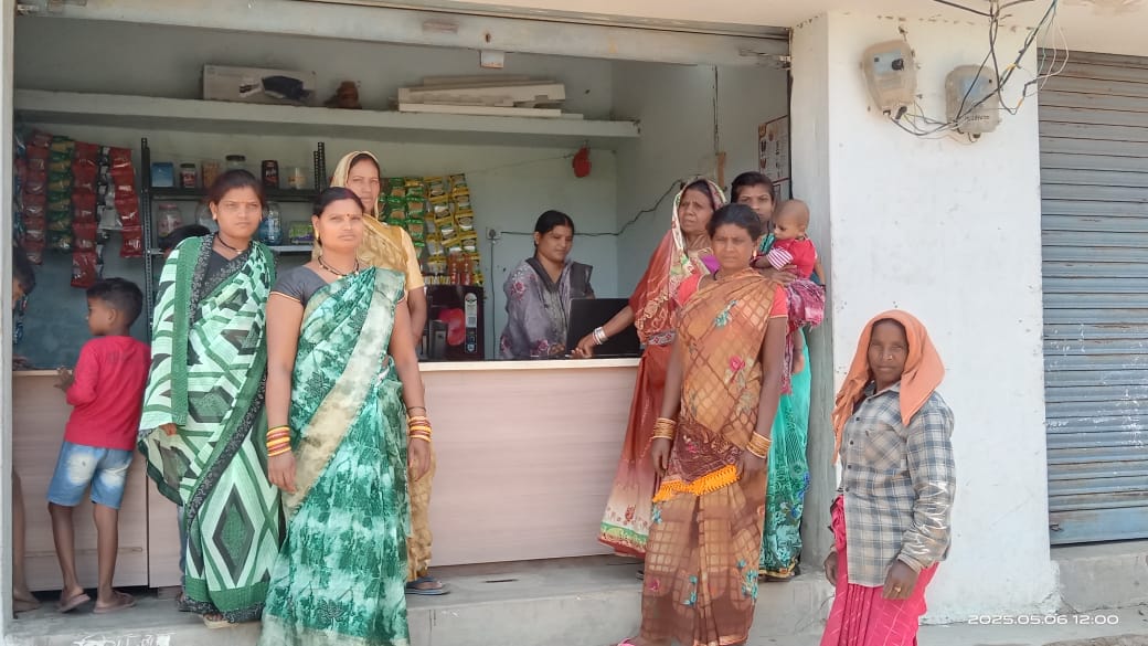 अपनी दुकान के अंदर खड़ी हुई सारंगपुरी की मधु कंवर अपनी दुकान के अंदर खड़ी हुई सारंगपुरी की मधु कंवर