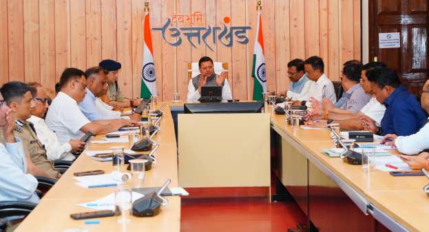 बैठक में अधिकारियाें काे निर्देश देते सीएम धामी। बैठक में अधिकारियाें काे निर्देश देते सीएम धामी।