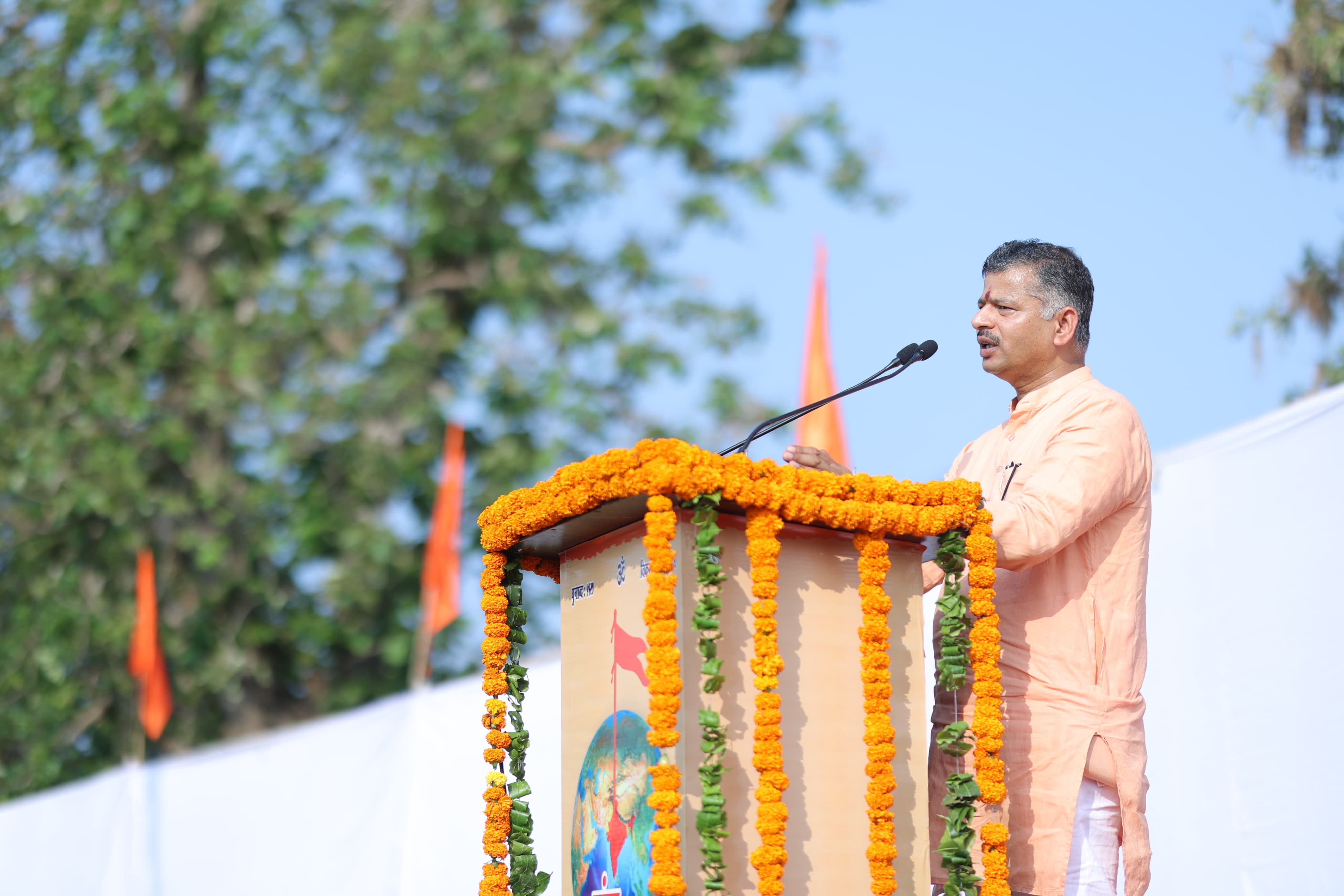 आरएसएस उत्तराखंड के प्रांत प्रचारक डॉ. शैलेंद्र एकत्रीकरण को संबोधित करते । आरएसएस उत्तराखंड के प्रांत प्रचारक डॉ. शैलेंद्र एकत्रीकरण को संबोधित करते ।
