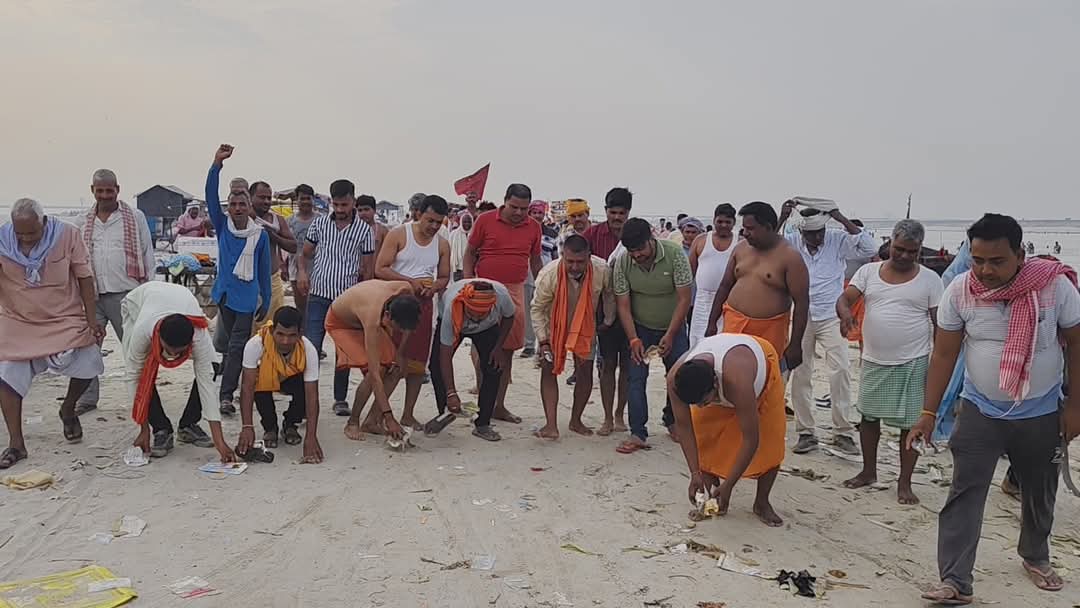गंगा सफाई करते लोक भारती के कार्यकर्ता गंगा सफाई करते लोक भारती के कार्यकर्ता