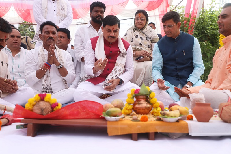 मुख्यमंत्री डॉ. मोहन यादव ने स्वामी विवेकानंद प्रतिमा के लिए भूमिपूजन किया मुख्यमंत्री डॉ. मोहन यादव ने स्वामी विवेकानंद प्रतिमा के लिए भूमिपूजन किया