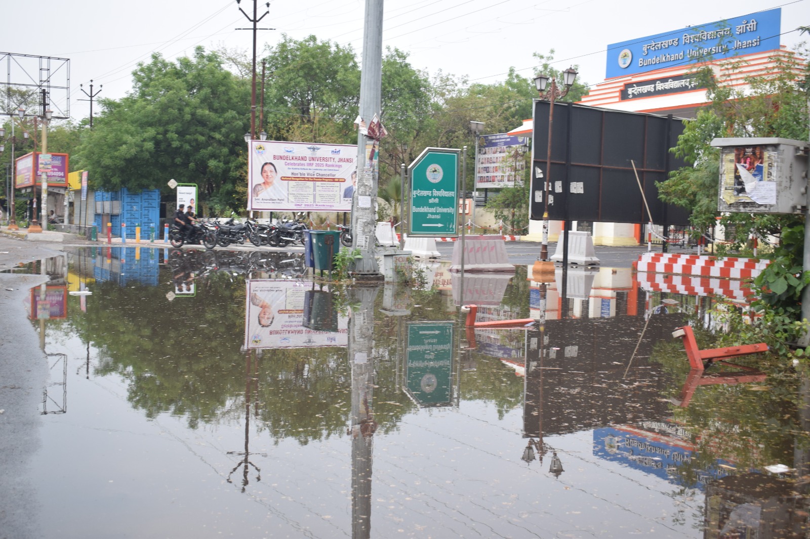 सड़क बनी तालाब सड़क बनी तालाब
