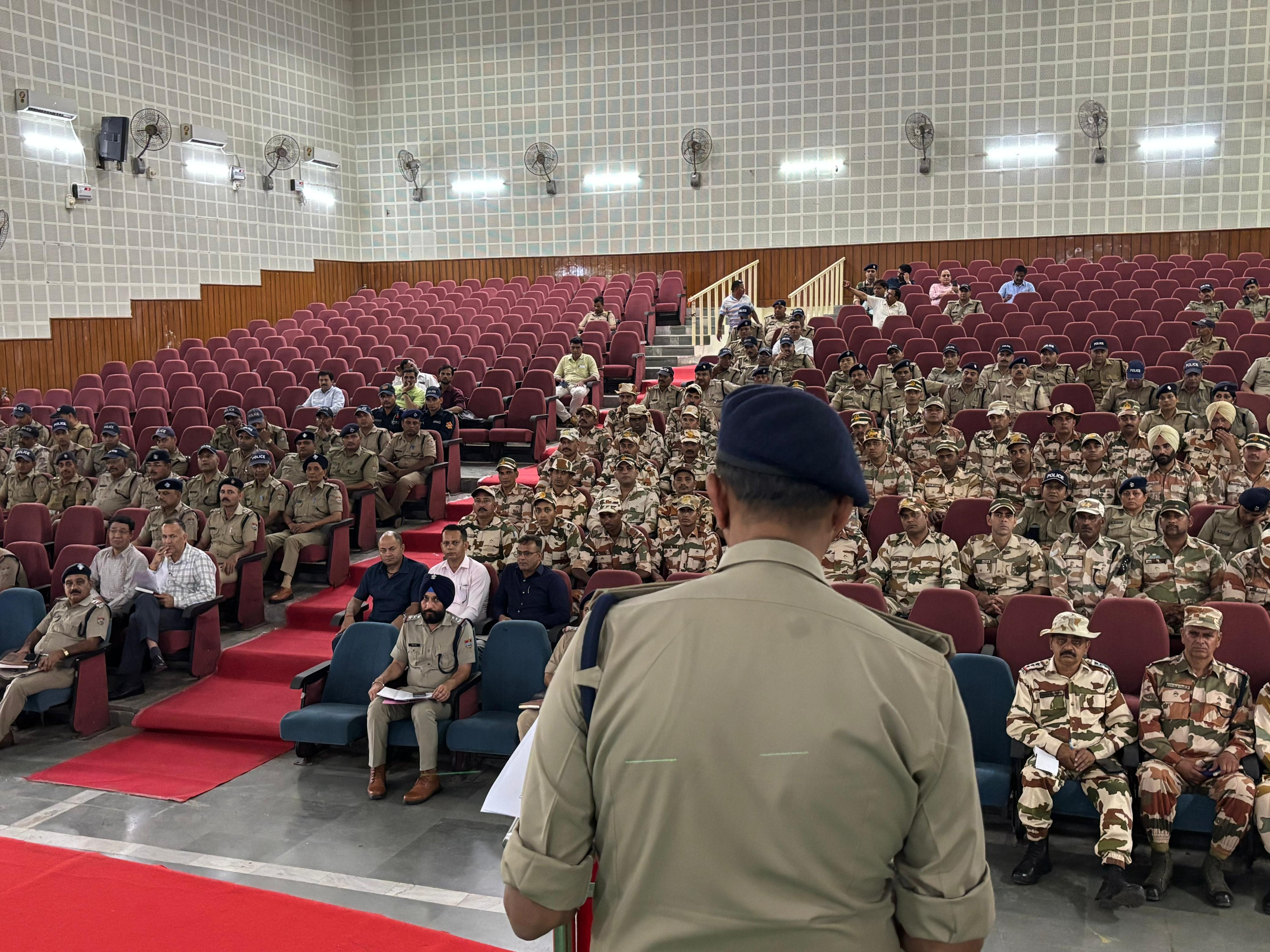 बुद्ध पूर्णिमा के लिए पुलिस ब्रीफिंग बुद्ध पूर्णिमा के लिए पुलिस ब्रीफिंग