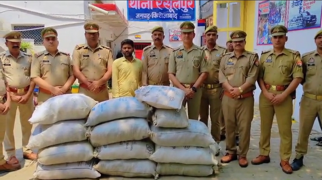 पुलिस टीम संग गिरफ्तार अभियुक्त पुलिस टीम संग गिरफ्तार अभियुक्त