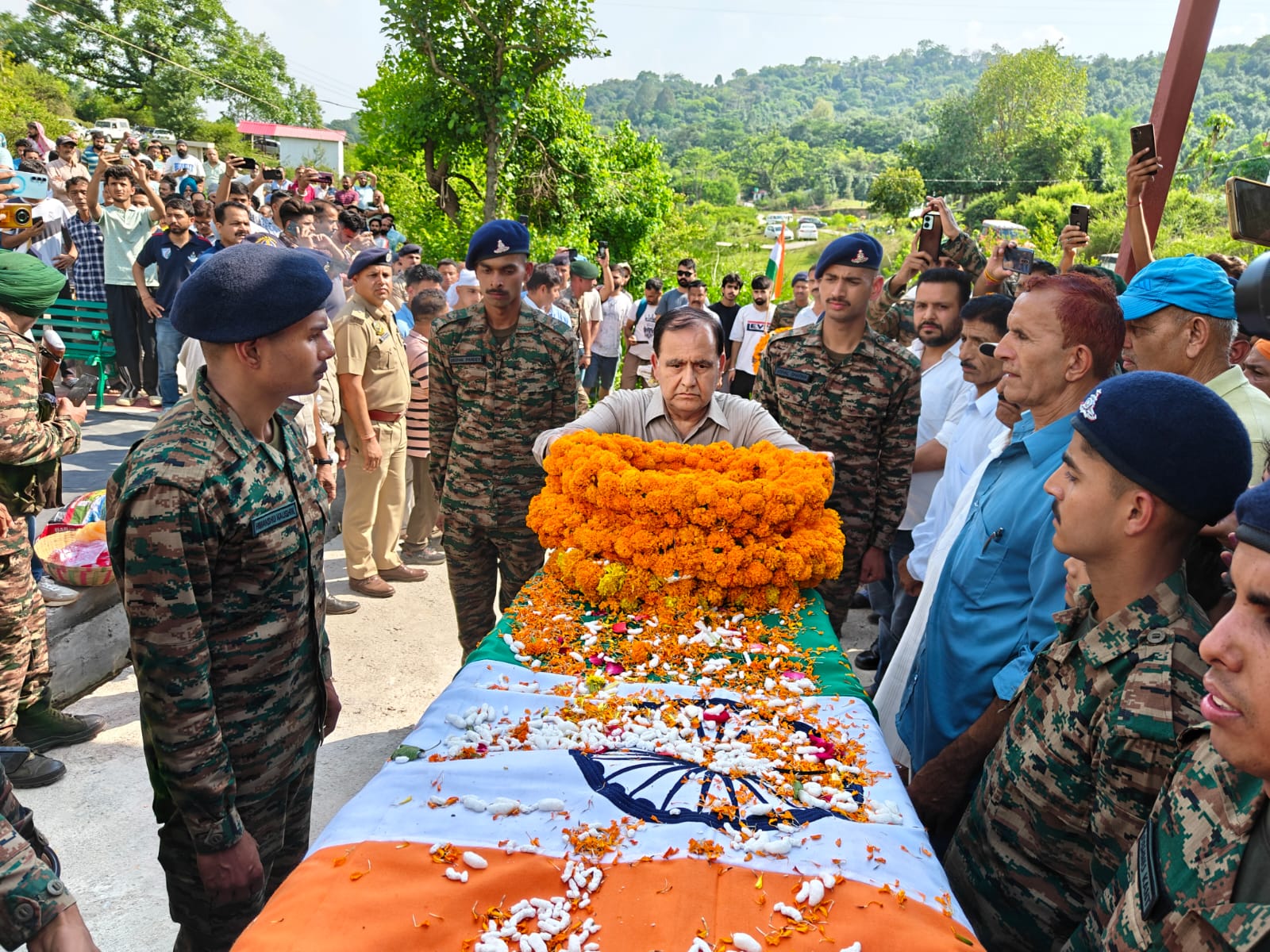 बलिदानी को अंतिम विदाई देते हुए विधानसभा अध्यक्ष और उनके पिता।