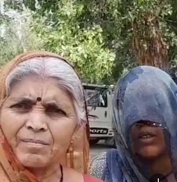 हादसे के बारे में जानकारी देते अमर के परिजन। हादसे के बारे में जानकारी देते अमर के परिजन।