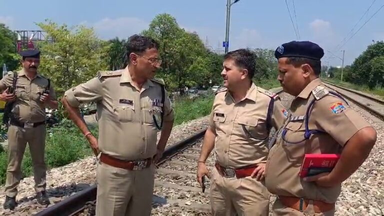 घटनास्थल पर मौजूद पुलिस घटनास्थल पर मौजूद पुलिस