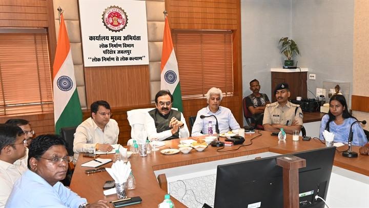 लोक निर्माण मंत्री ने की नर्मदा परिक्रमा पथ की कार्ययोजना की समीक्षा लोक निर्माण मंत्री ने की नर्मदा परिक्रमा पथ की कार्ययोजना की समीक्षा