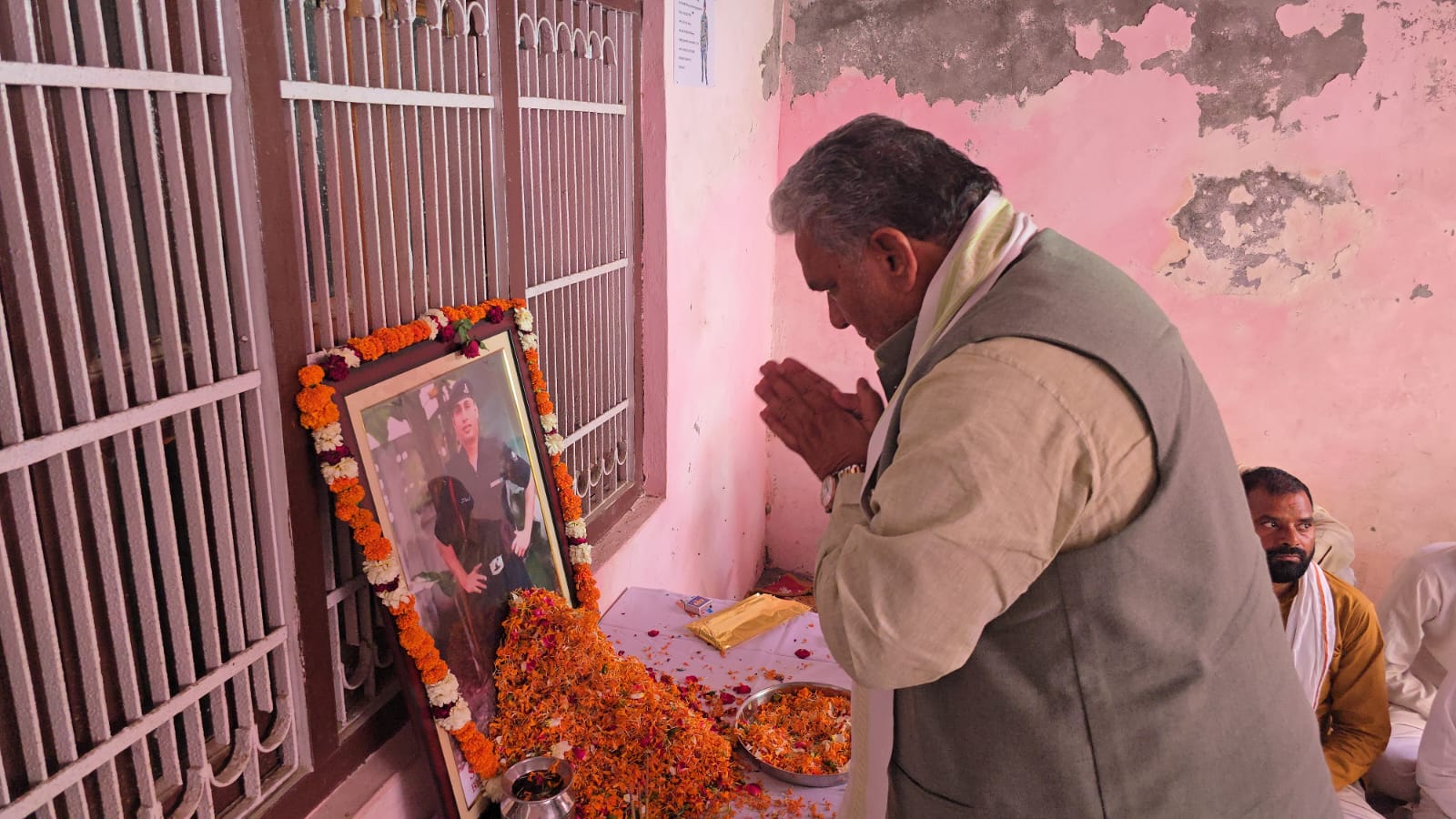 हरियाणा सरकार में पंचायत मंत्री कृष्ण लाल पवार शहीद दिनेश कुमार शर्मा को श्रद्धांजलि अर्पित करते हुए हरियाणा सरकार में पंचायत मंत्री कृष्ण लाल पवार शहीद दिनेश कुमार शर्मा को श्रद्धांजलि अर्पित करते हुए