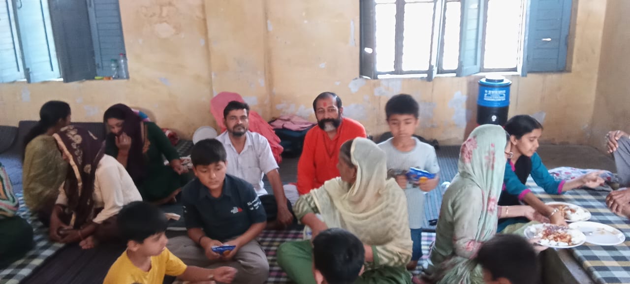 एसएसएच नेताओं ने सीमावर्ती शरणार्थियों को खाद्य सामग्री वितरित की एसएसएच नेताओं ने सीमावर्ती शरणार्थियों को खाद्य सामग्री वितरित की