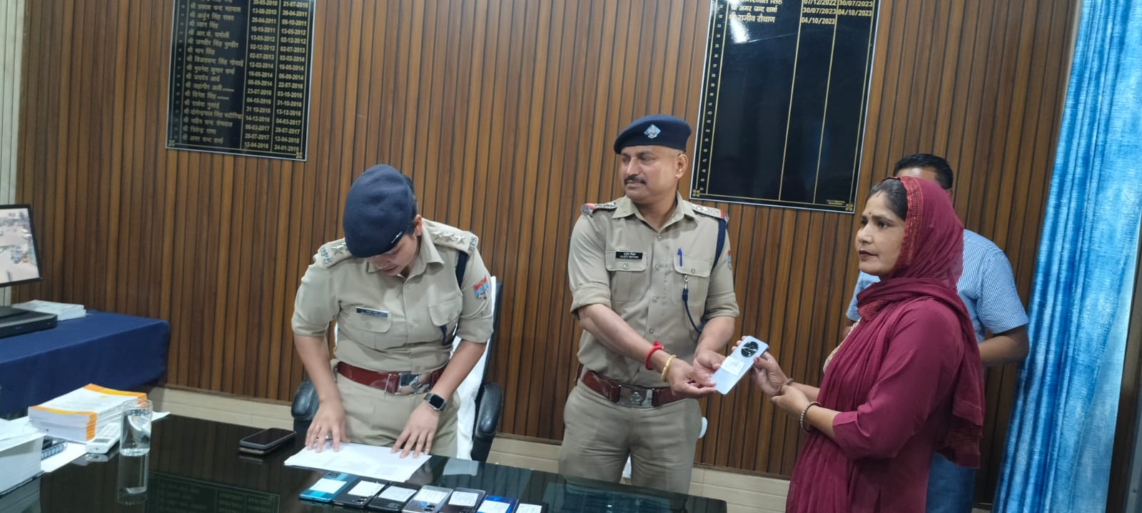 वास्तविक मालिकों को मोबाइल देते हुए वास्तविक मालिकों को मोबाइल देते हुए