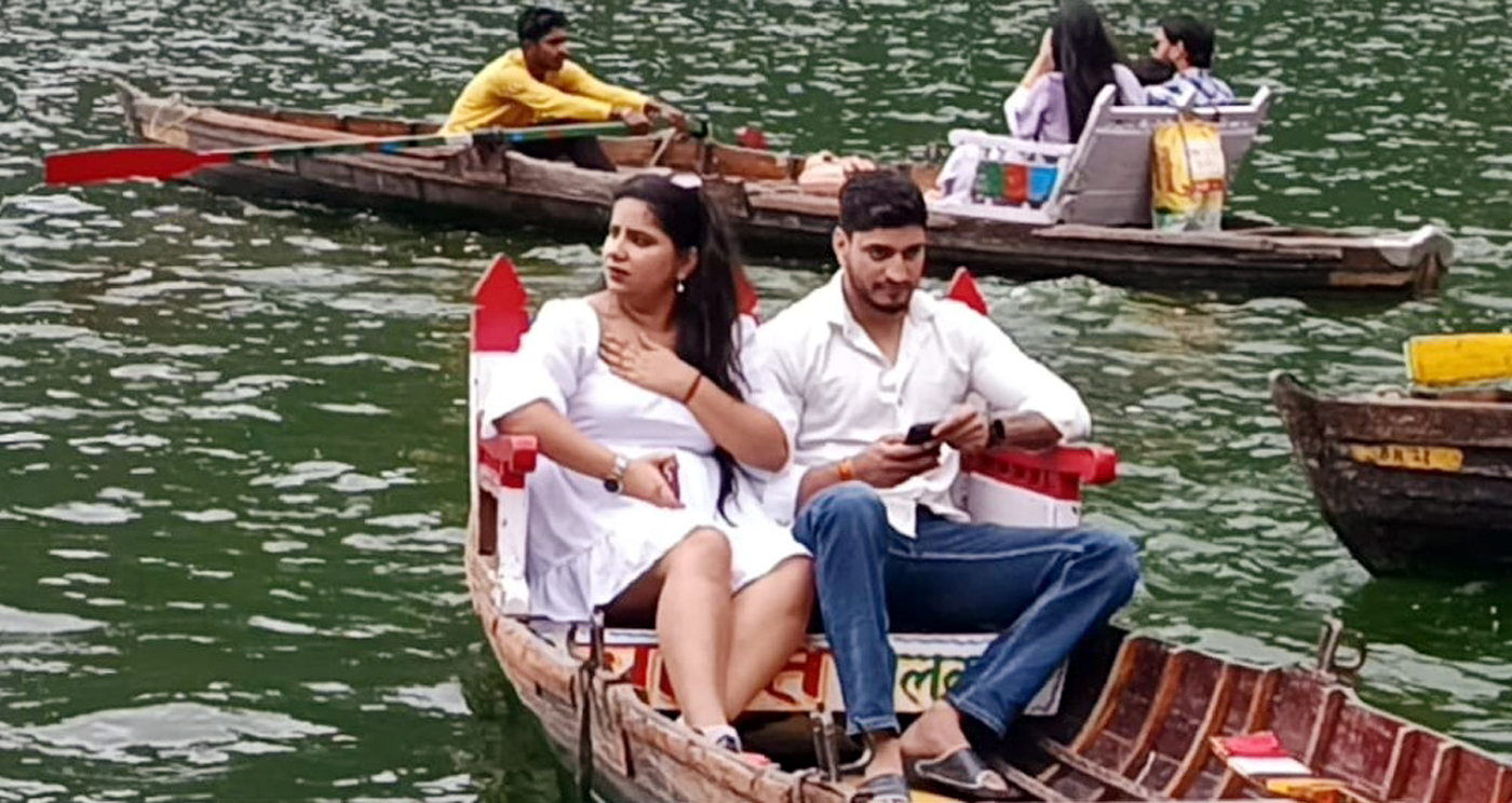 नैनी सरोवर में रविवार को नौकायन करते सैलानी। नैनी सरोवर में रविवार को नौकायन करते सैलानी।