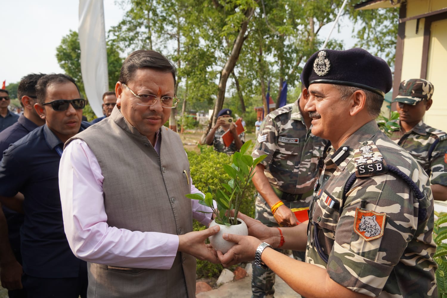 एसएसबी जवानों के साथ मुख्यमंत्री धामी एसएसबी जवानों के साथ मुख्यमंत्री धामी