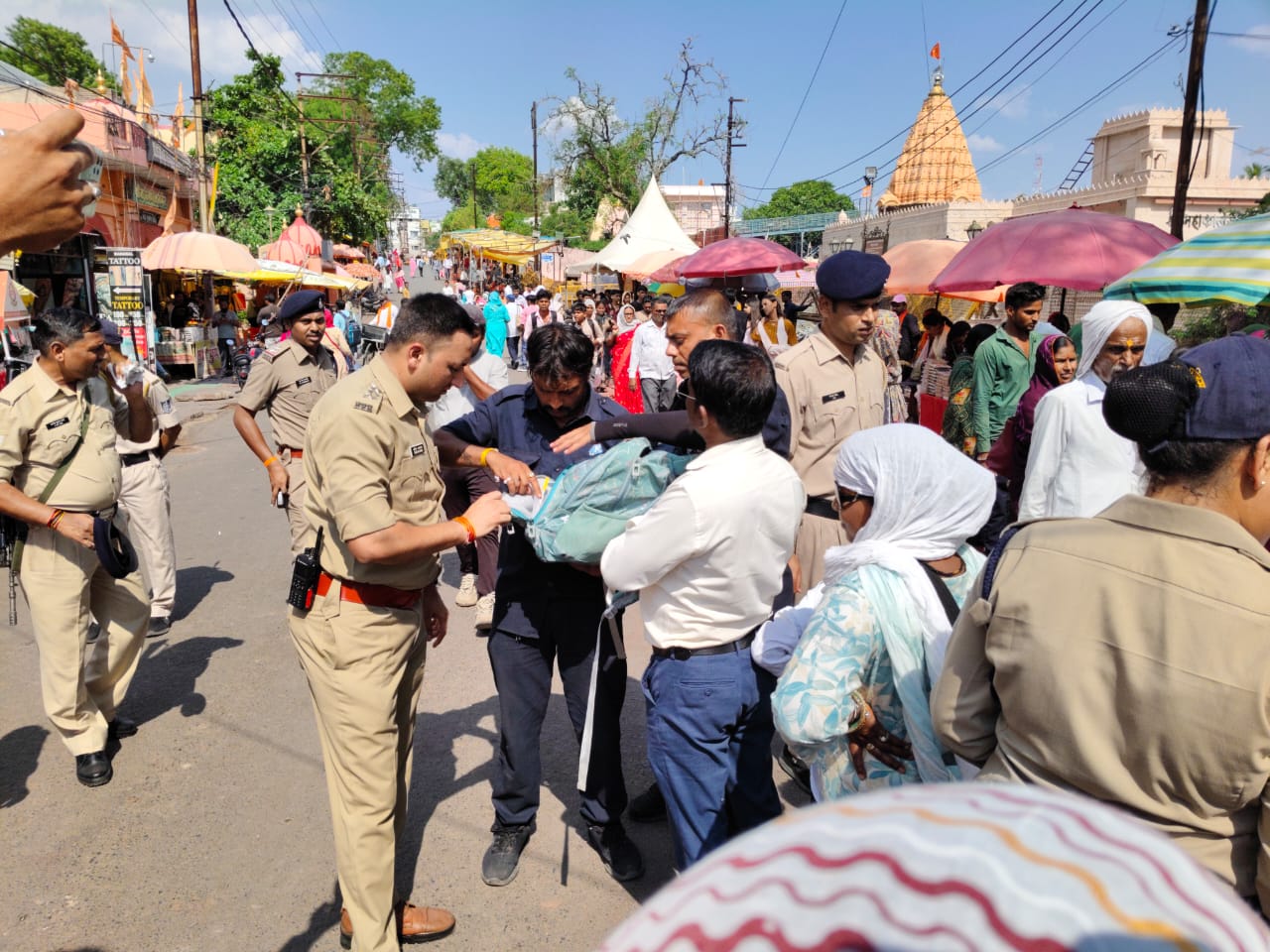 महाकाल मंदिर परिसर में आपातकालीन स्थितियों से निपटने हेतु उज्जैन पुलिस द्वारा मॉक ड्रिल महाकाल मंदिर परिसर में आपातकालीन स्थितियों से निपटने हेतु उज्जैन पुलिस द्वारा मॉक ड्रिल