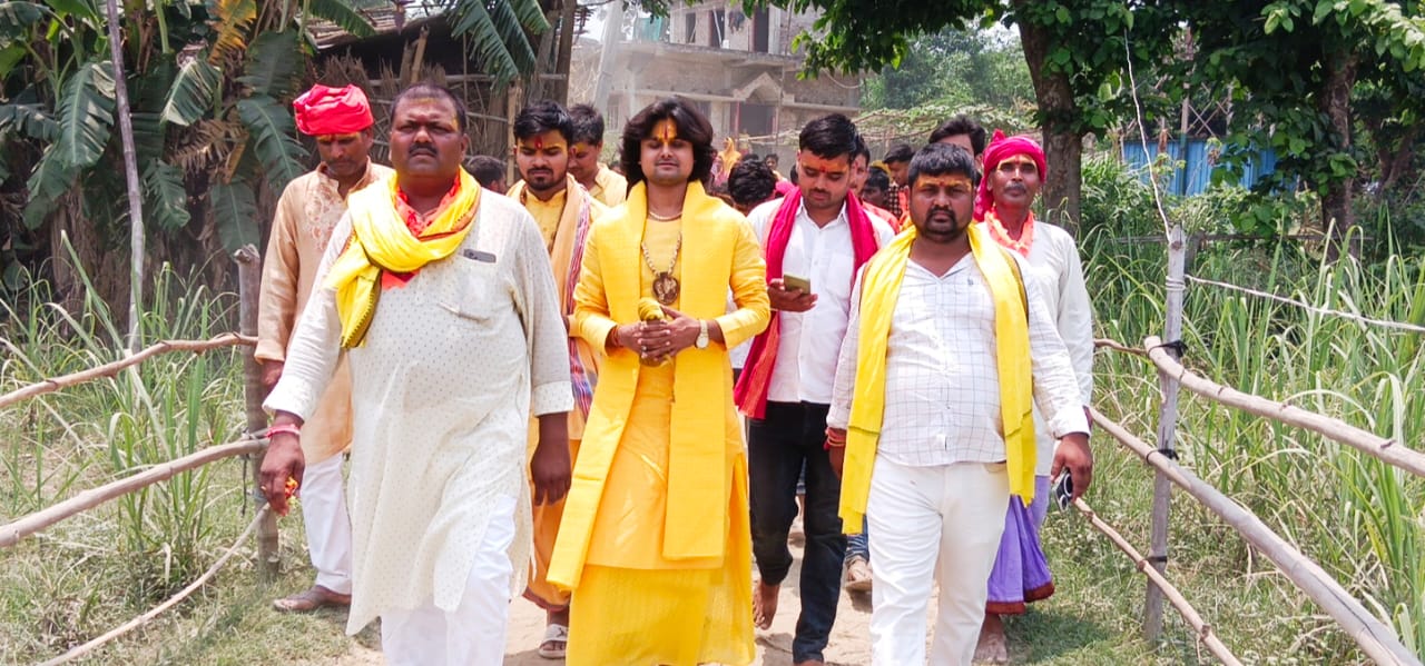 कलश यात्रा में शामिल कथावाचक व यजमान