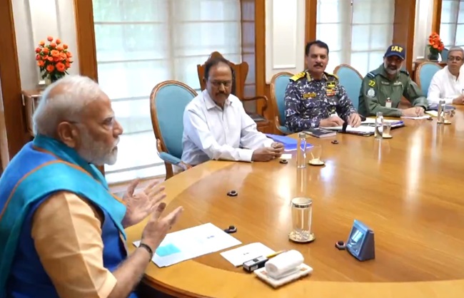 प्रधानमंत्री नरेन्द्र मोदी ने अपने आवास पर एक बैठक की प्रधानमंत्री नरेन्द्र मोदी ने अपने आवास पर एक बैठक की