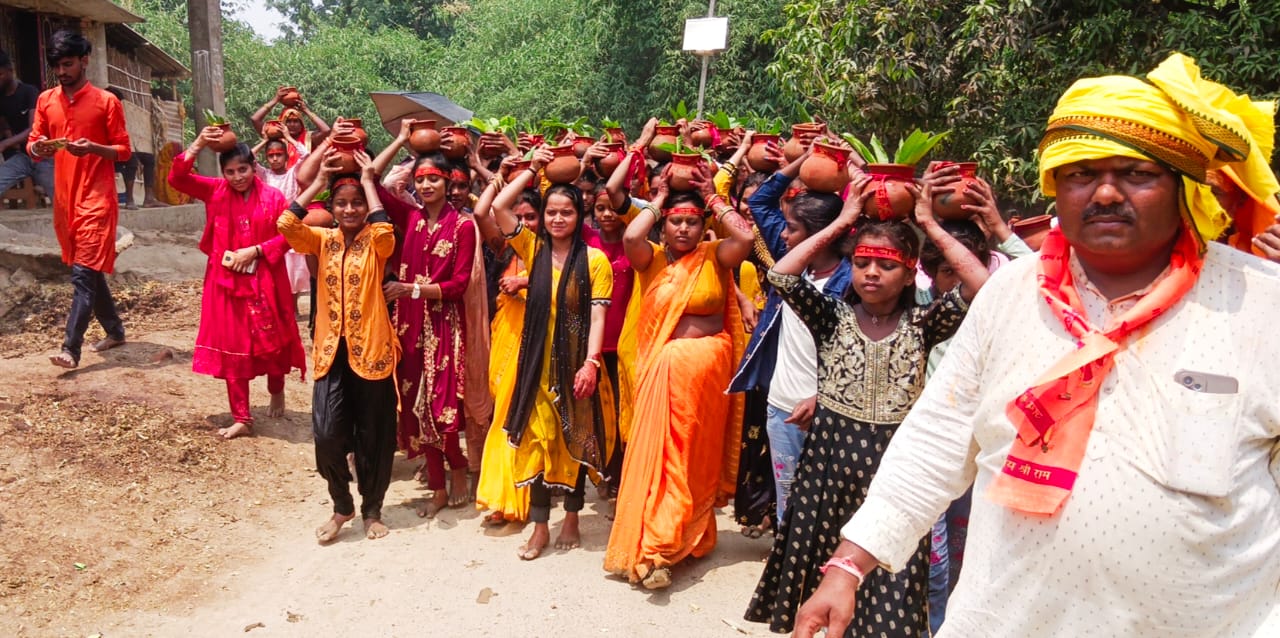 कलश यात्रा में शामिल कुंवारी कन्या व महिलाएं कलश यात्रा में शामिल कुंवारी कन्या व महिलाएं