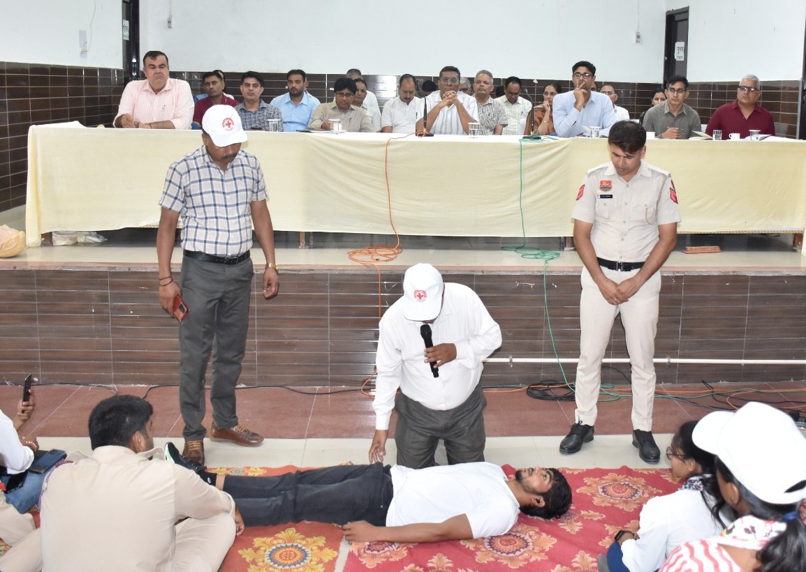 संवाद भवन झज्जर में सिविल डिफेंस वॉलेंटियर्स को प्रशिक्षण देते एसडीआरएफ के सदस्य। संवाद भवन झज्जर में सिविल डिफेंस वॉलेंटियर्स को प्रशिक्षण देते एसडीआरएफ के सदस्य।