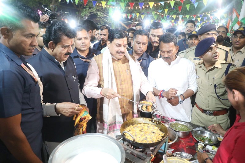 मुख्यमंत्री ने मालवा उत्सव में बनाए भजिए और चखा स्वाद मुख्यमंत्री ने मालवा उत्सव में बनाए भजिए और चखा स्वाद