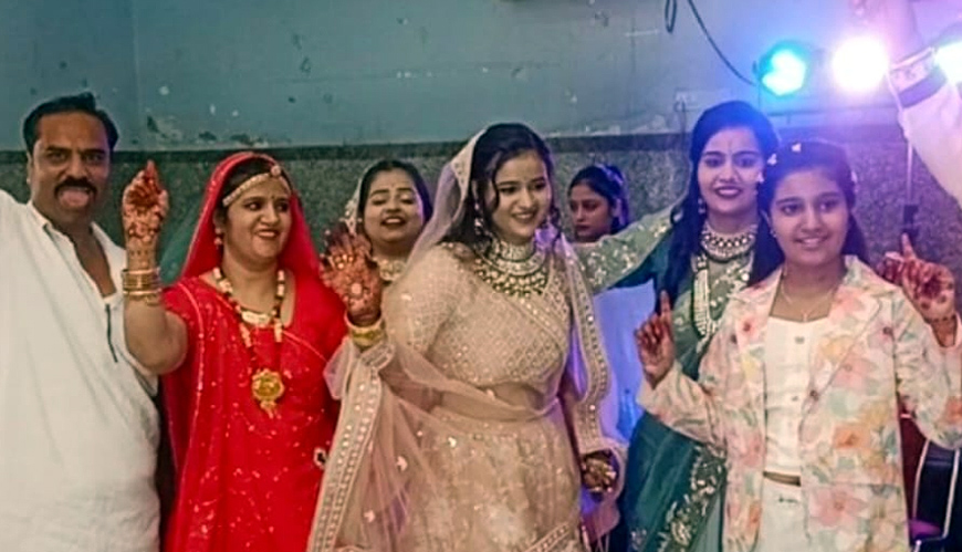 बीकानेर में ब्लेक आउट के चलते विवाह वाले घरों में खुशियां बरकरार है, शादी के आयाेजन रात्रि की बजाय दिन में कर रहे बीकानेर में ब्लेक आउट के चलते विवाह वाले घरों में खुशियां बरकरार है, शादी के आयाेजन रात्रि की बजाय दिन में कर रहे