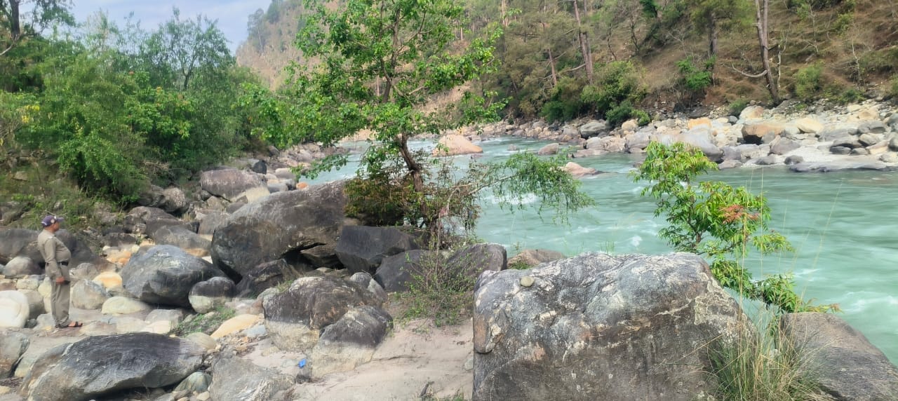 मोरी टोंस नदी में सर्च अभियान करते हुए पुलिस टीम मोरी टोंस नदी में सर्च अभियान करते हुए पुलिस टीम
