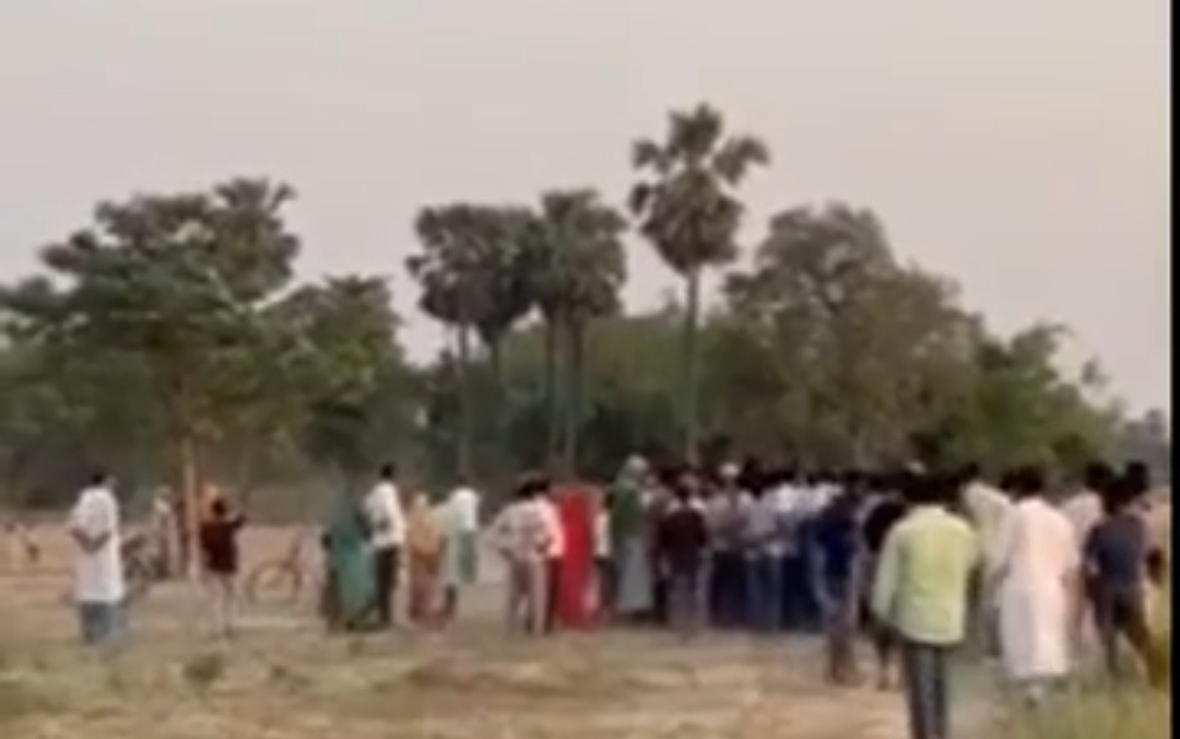 घटनास्थल पर जुटी लोगो की भीड़