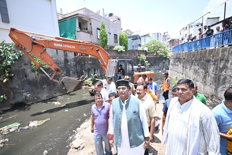 भोपाल शहर के सभी नाले-नालियों का वृहद सफाई अभियान शुरू भोपाल शहर के सभी नाले-नालियों का वृहद सफाई अभियान शुरू