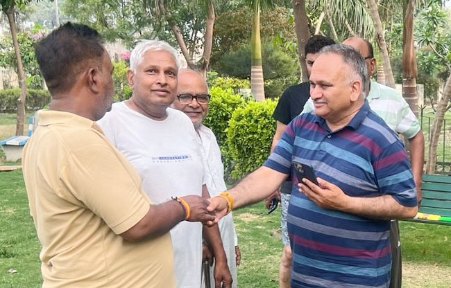 सोनीपत: मेयर राजीव जैन कॉलोनी में पार्क का निरीक्षण कर लोगेां से जानकारी लेते हुए सोनीपत: मेयर राजीव जैन कॉलोनी में पार्क का निरीक्षण कर लोगेां से जानकारी लेते हुए
