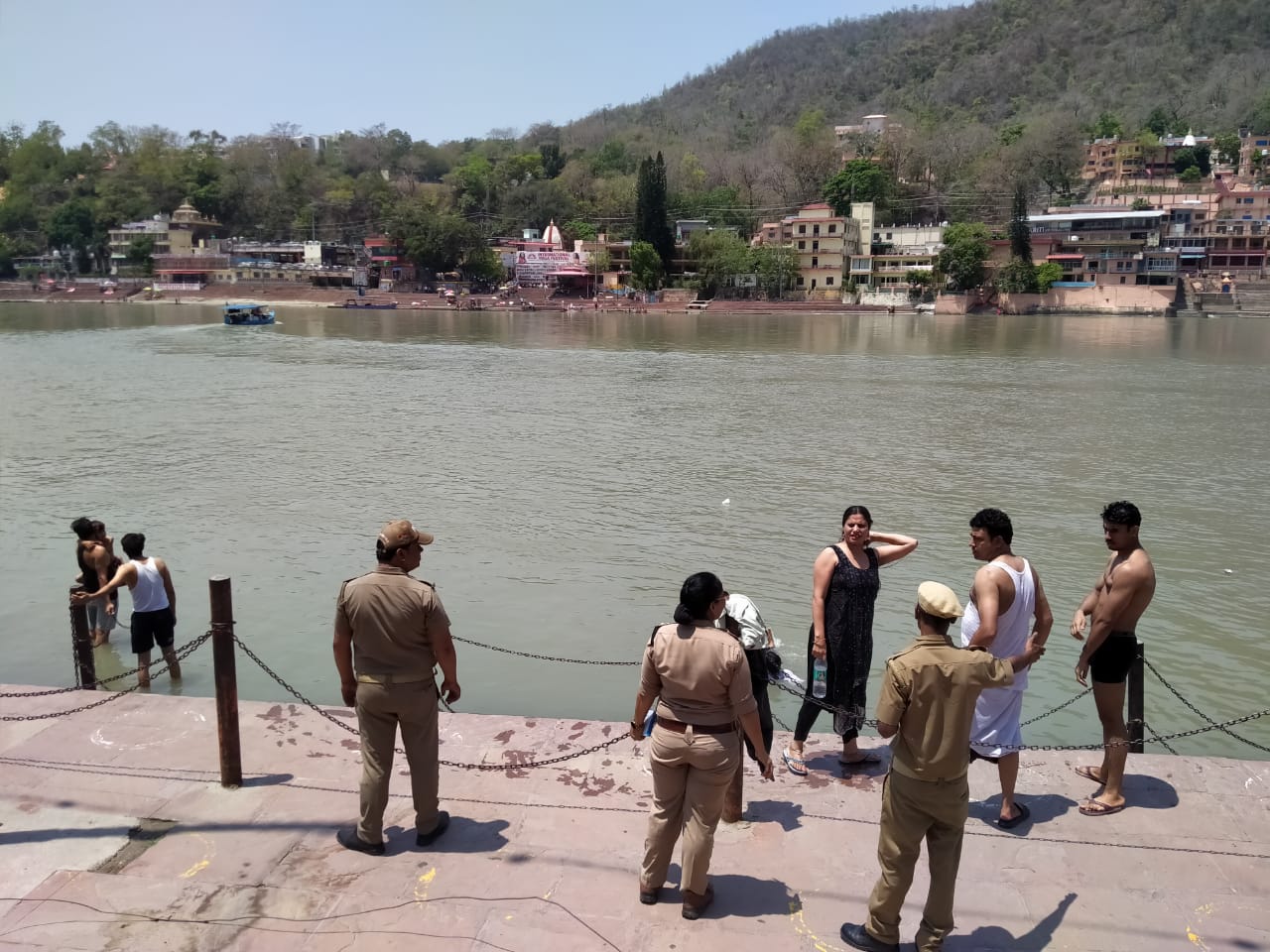 पर्यटकों को सावधान करती लक्ष्मण झूला पुलिस पर्यटकों को सावधान करती लक्ष्मण झूला पुलिस