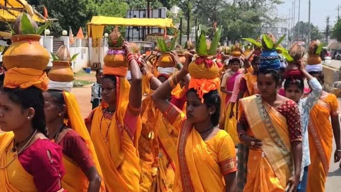 नरसिंह मंदिर से निकाली शोभा यात्रा नरसिंह मंदिर से निकाली शोभा यात्रा
