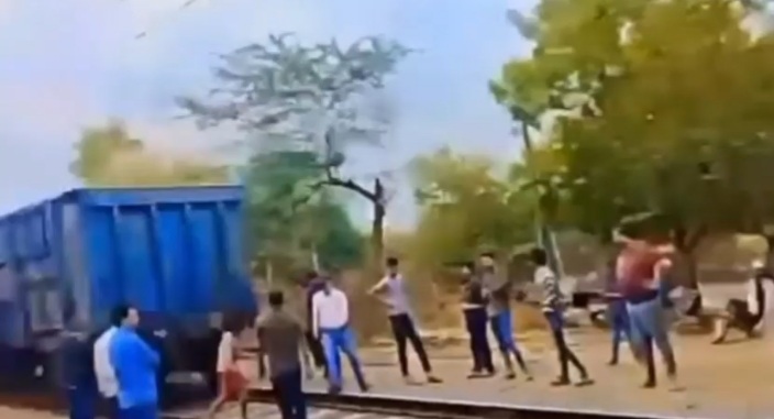 दो भागों में बटी मालगाड़ी दो भागों में बटी मालगाड़ी