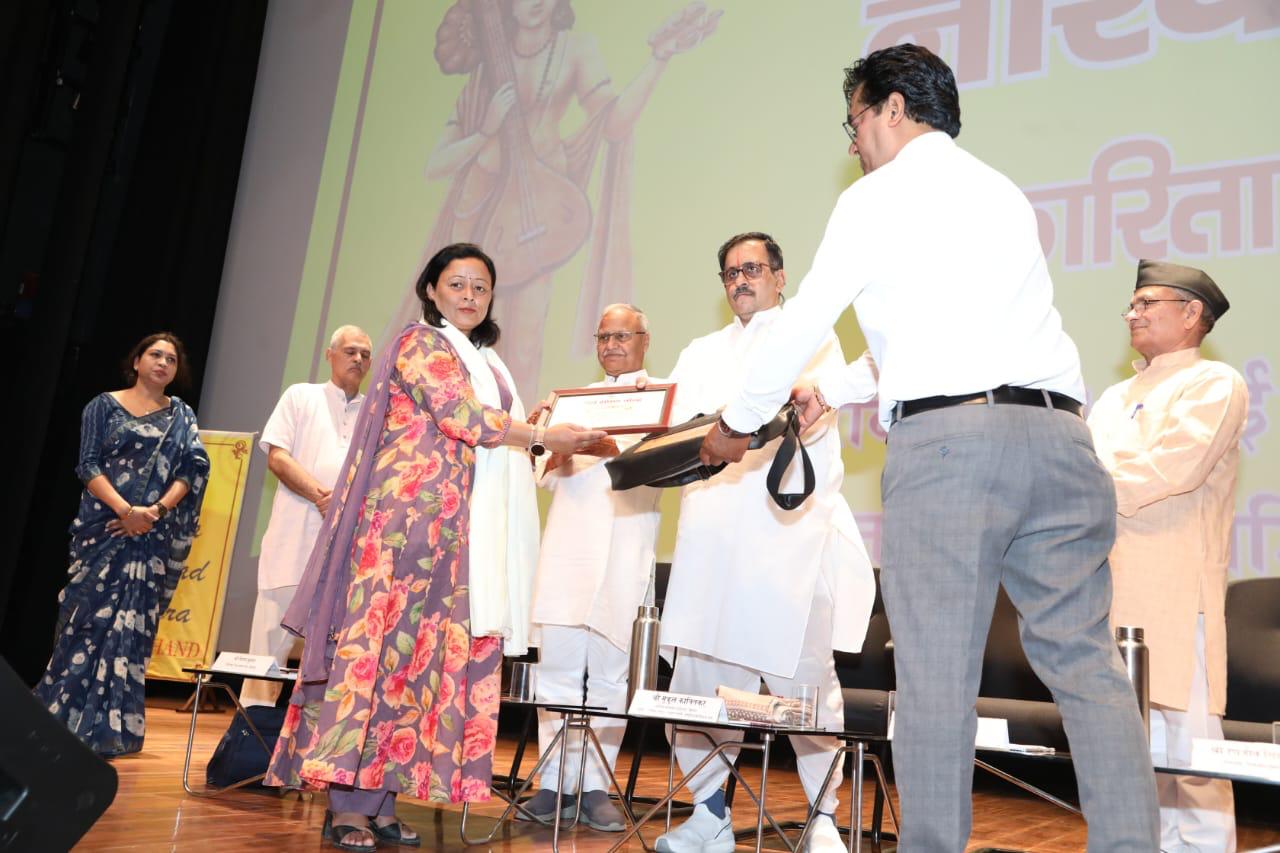 विश्व शांति केंद्र की ओर से आयोजित नारद जयंती पर अतिथि पत्रकारों को समानित करते। विश्व शांति केंद्र की ओर से आयोजित नारद जयंती पर अतिथि पत्रकारों को समानित करते।