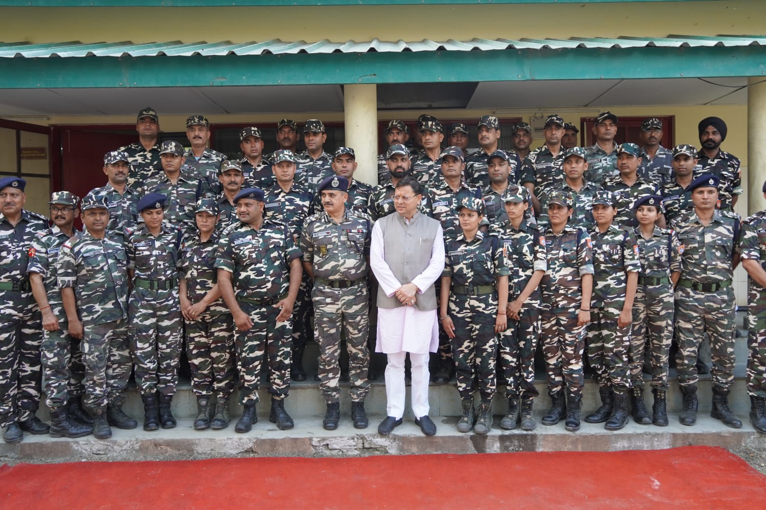 एसएसबी जवानों के साथ मुख्यमंत्री धामी एसएसबी जवानों के साथ मुख्यमंत्री धामी