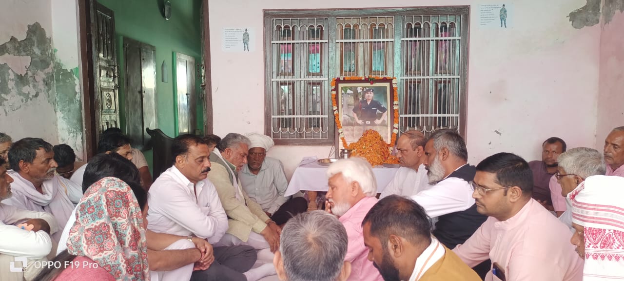 कैबिनेट मंत्री कृष्ण लाल पवार परिवार के साथ स्थानीय नेताओं से बातचीत करते हुए