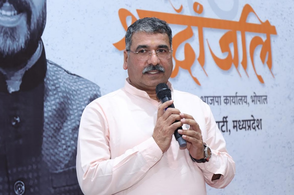 स्व. नरेंद्र सलूजा की पुण्य स्मृति में आयोजित श्रद्धांजलि सभा को संबोधित करते हुए भाजपा के प्रदेश संगठन महामंत्री हितानंद स्व. नरेंद्र सलूजा की पुण्य स्मृति में आयोजित श्रद्धांजलि सभा को संबोधित करते हुए भाजपा के प्रदेश संगठन महामंत्री हितानंद