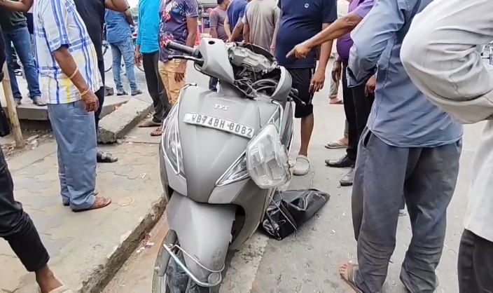 दो स्कूटी की बीच टक्कर दो स्कूटी की बीच टक्कर