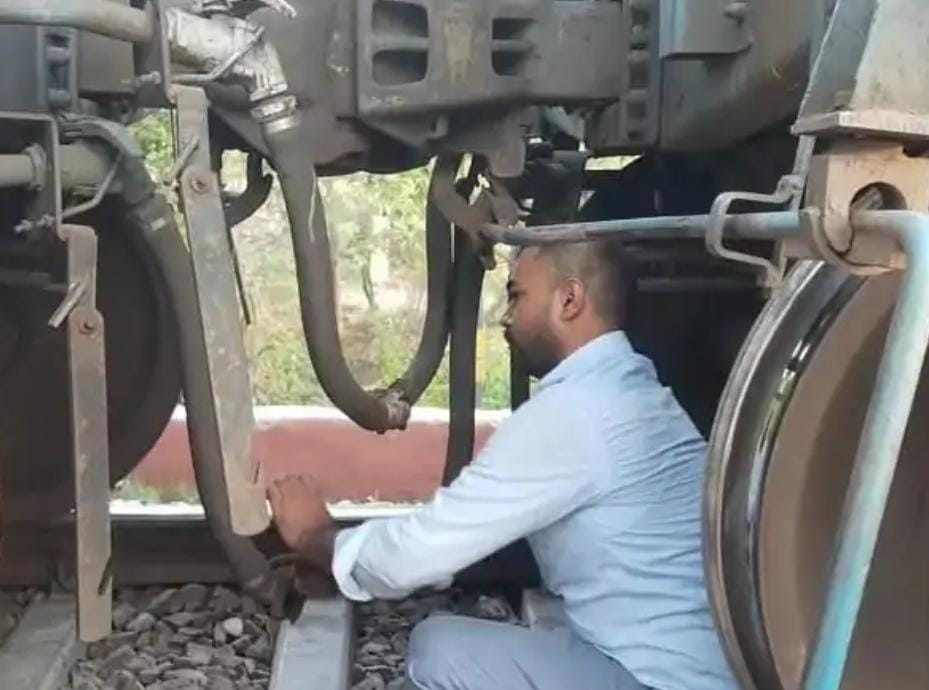 रामगंगा नदी पुल पर दिल्ली-लखनऊ रेल मार्ग पर चल रही मालगाड़ी दो हिस्सों में बंटने के बाद मरम्मत करता रेलकर्मी। रामगंगा नदी पुल पर दिल्ली-लखनऊ रेल मार्ग पर चल रही मालगाड़ी दो हिस्सों में बंटने के बाद मरम्मत करता रेलकर्मी।