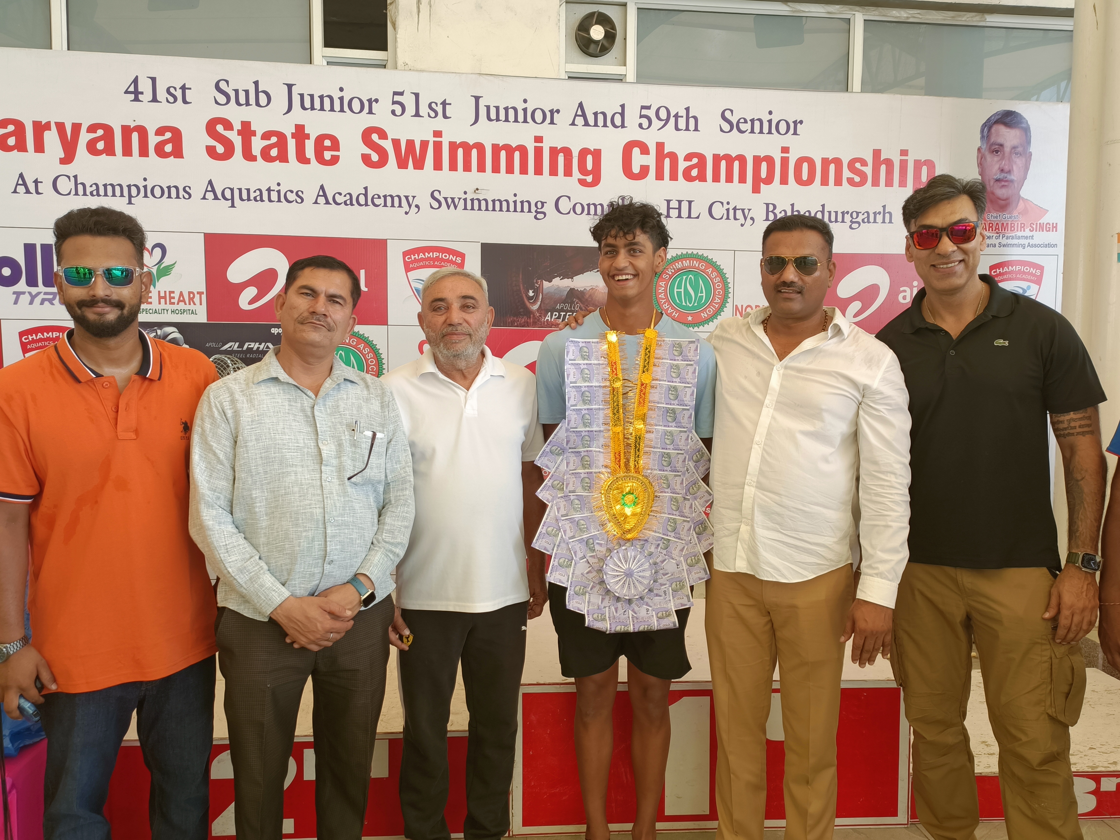 खेलो इंडिया यूथ गेम्स के विजेता तैराक अर्जुन को सम्मानित करते अनिल खत्री। खेलो इंडिया यूथ गेम्स के विजेता तैराक अर्जुन को सम्मानित करते अनिल खत्री।
