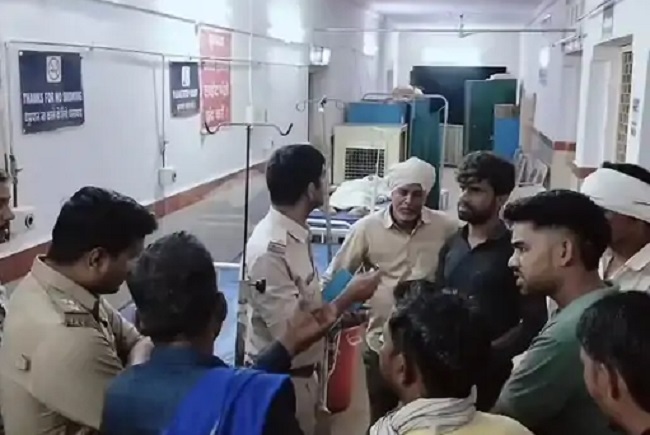 घायलों को अस्पताल में भर्ती कराते हुए पुलिस घायलों को अस्पताल में भर्ती कराते हुए पुलिस