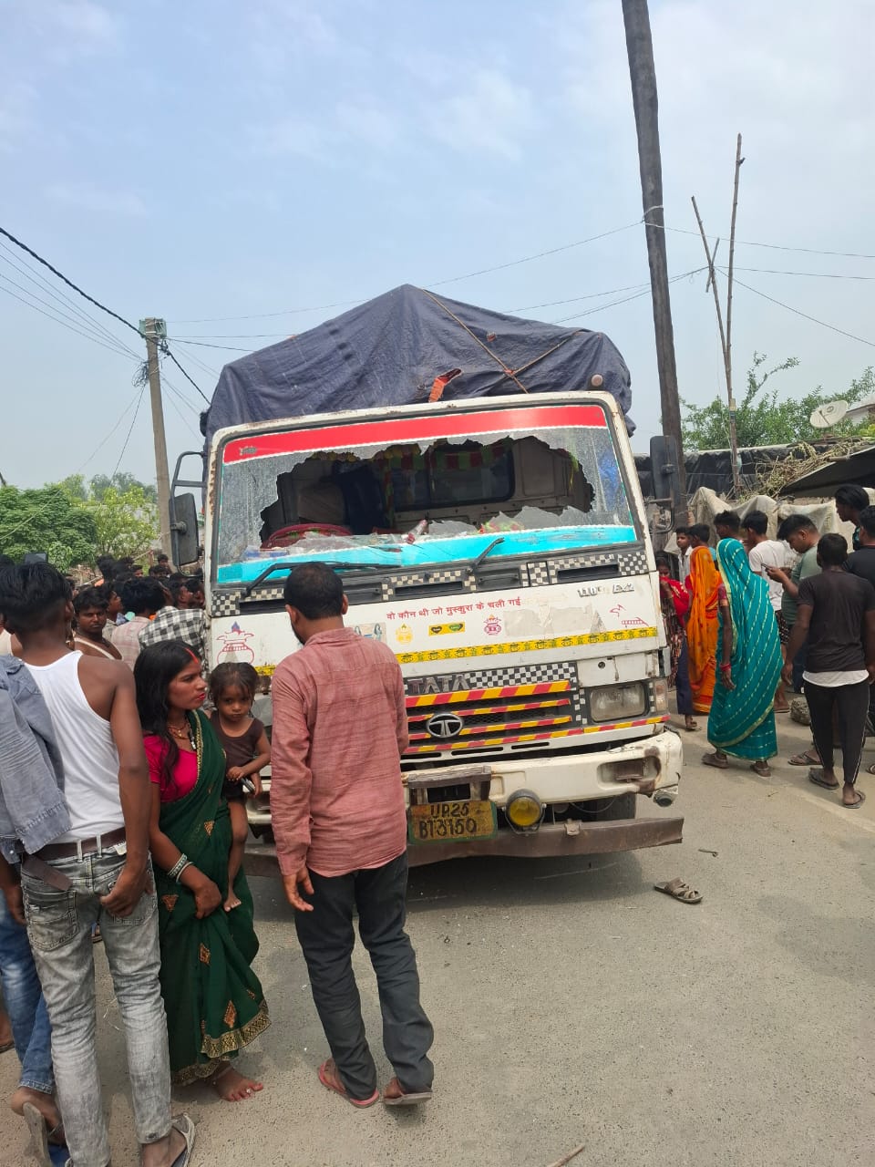 हादसे के बाद आक्रोशितो द्धारा क्षतिग्रस्त किये गये ट्रक