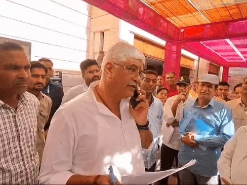 केंद्रीय मंत्री गजेंद्र सिंह शेखावत के घर पहुंचे ग्रामीण। केंद्रीय मंत्री गजेंद्र सिंह शेखावत के घर पहुंचे ग्रामीण।
