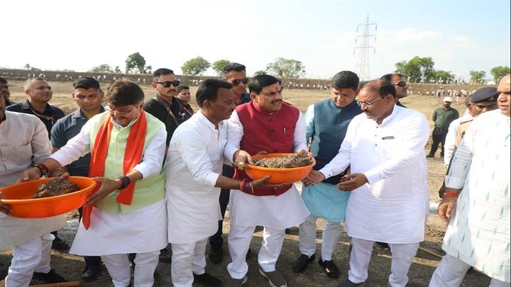 मुख्यमंत्री ने किया 200 साल पुरानी ऐतिहासिक माँ अहिल्या बावड़ी में श्रमदान किया मुख्यमंत्री ने किया 200 साल पुरानी ऐतिहासिक माँ अहिल्या बावड़ी में श्रमदान किया
