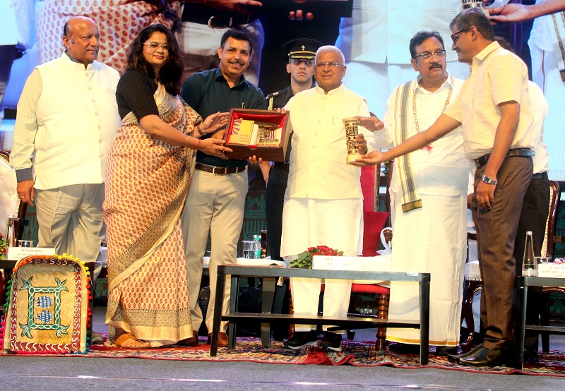 राज्यपाल मंगुभाई पटेल को शिल्पियों, कलाकारों द्वारा निर्मित उत्पादों का सेट भेंट किया राज्यपाल मंगुभाई पटेल को शिल्पियों, कलाकारों द्वारा निर्मित उत्पादों का सेट भेंट किया