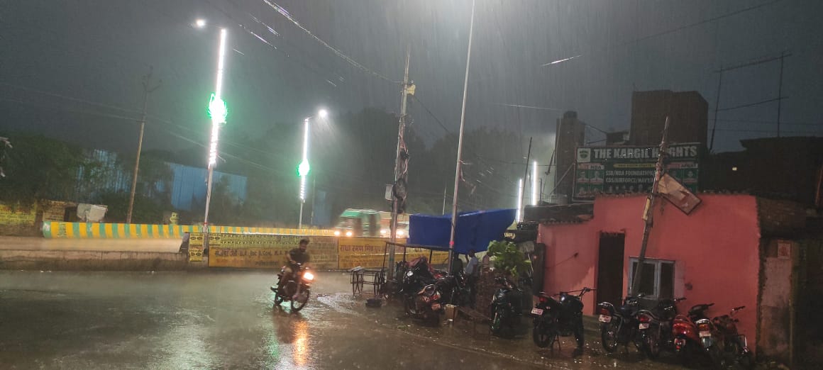 प्रयागराज में अचानक मूसलाधार बारिश होने से लोगों को गर्मी से मिली राहत